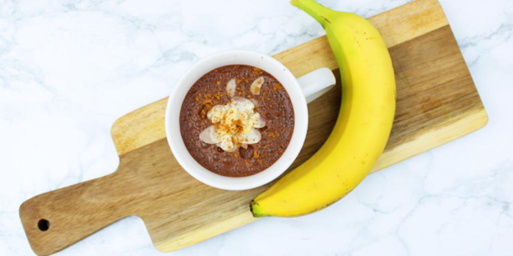 Warme chocolademelk met banaan en amandel