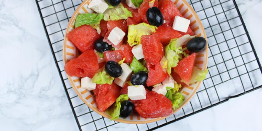 Foto watermeloensalade met feta, olijven en romainesla