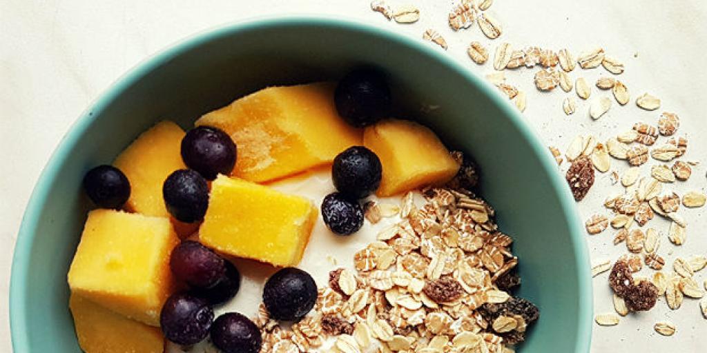 Yoghurt met muesli, blauwe bessen en mango