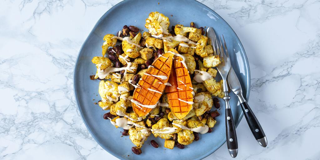 Bord met geroosterde zoete aardappel en bloemkool