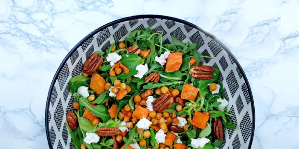 salade van zoete aardappel met geitenkaas