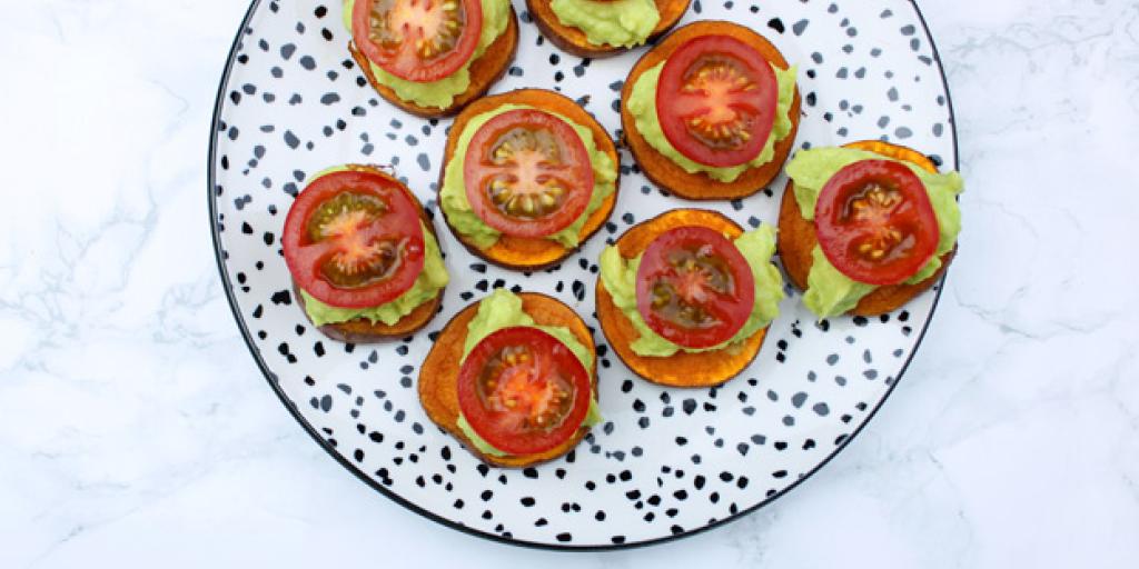 Zoete aardappeltoastjes met guacamole