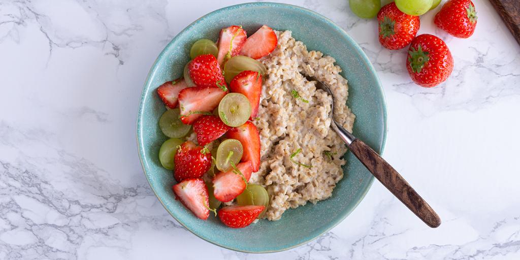 Zomerse havermout met aardbeien en druiven