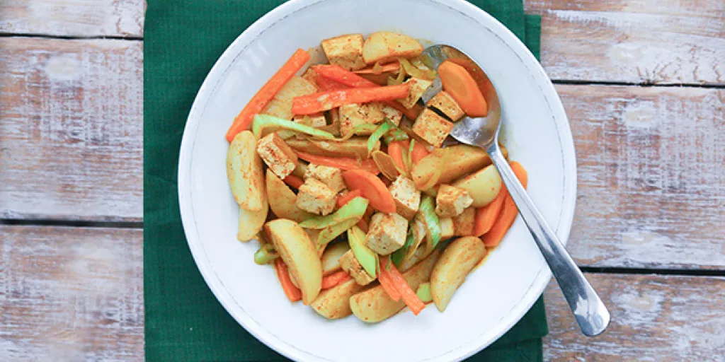 Aardappelstoofschotel met kruidige tofu