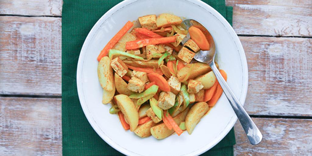 Aardappelstoofschotel met kruidige tofu