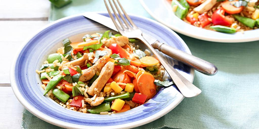 Kleurige voorjaarsrijst met kip