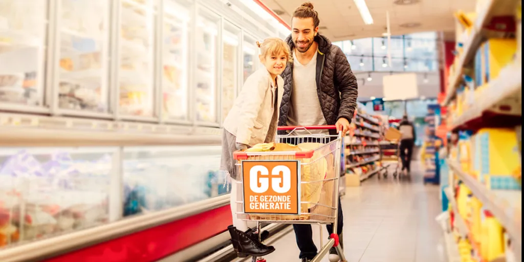 Man en kind in supermarkt met boodschappen-kar