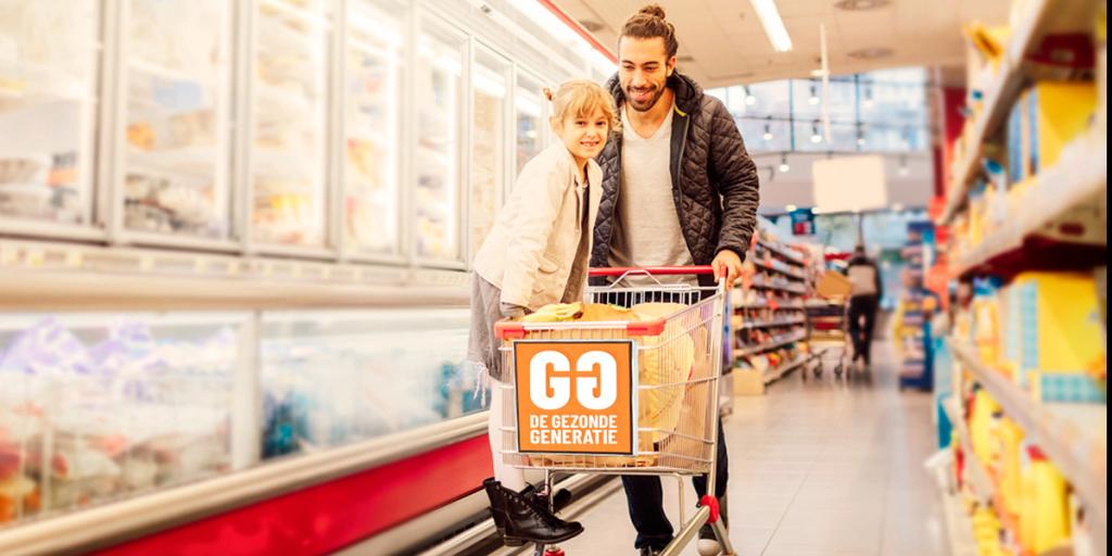 Man en kind in supermarkt met boodschappen-kar