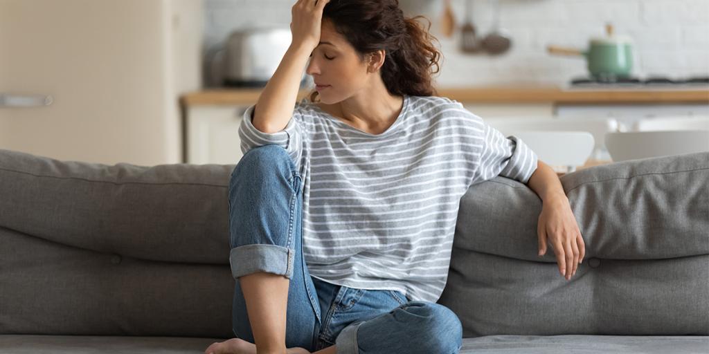 Foto vrouw op de bank heeft last van stemmingswisselingen door diabetes