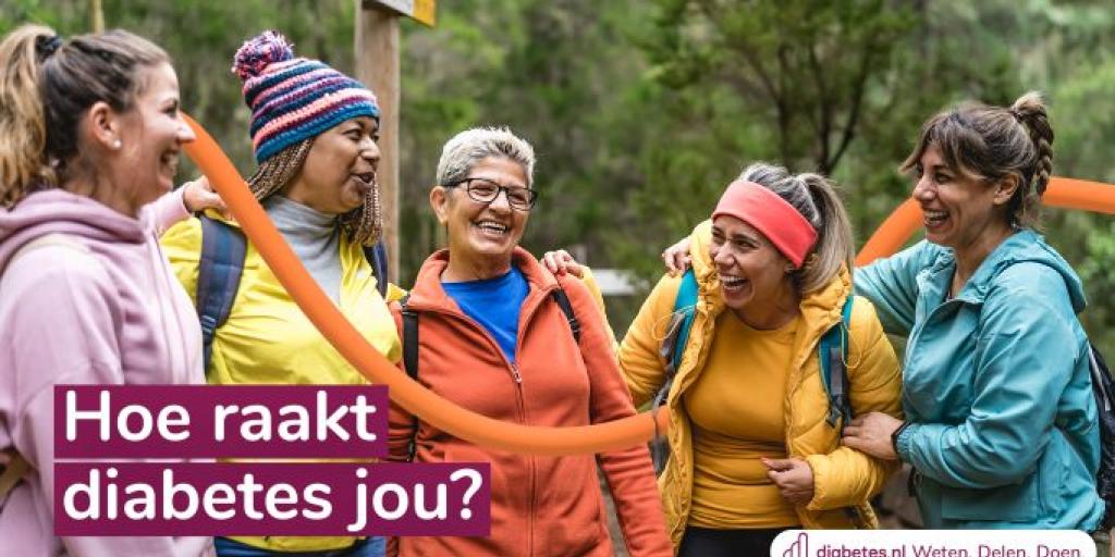 Vijf dames lachend in de natuur met wandelkleding