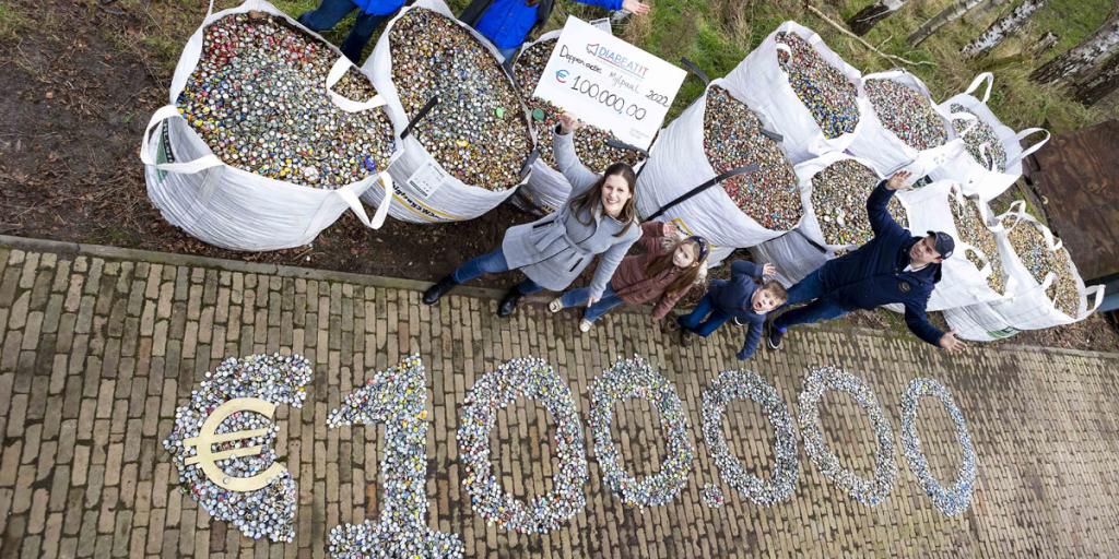 Dopjes in het getal 100.000 neergelegd door Nicolle en haar gezin
