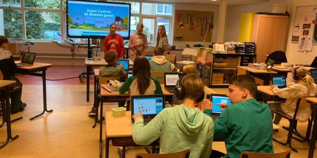 Foto: kinderen doen de online escaperoom over diabetes in de klas