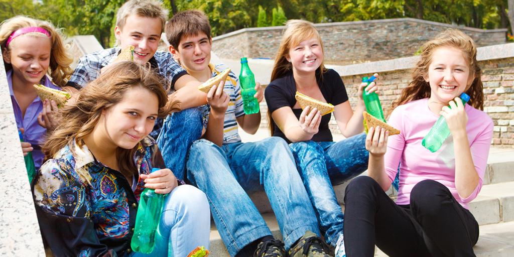 Foto groep jongerren die frisdrank drinken