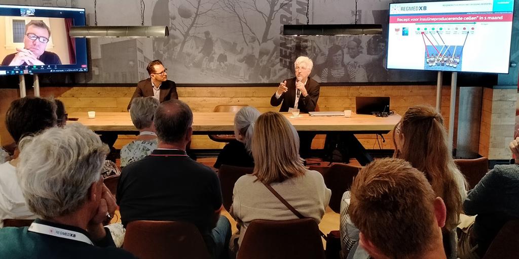 Onderzoekers praten met publiek