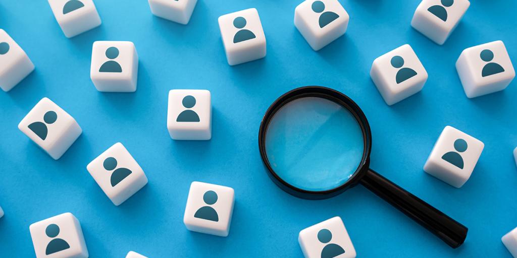 Vergrootglas op blauwe achtergrond, symbool voor opsporen