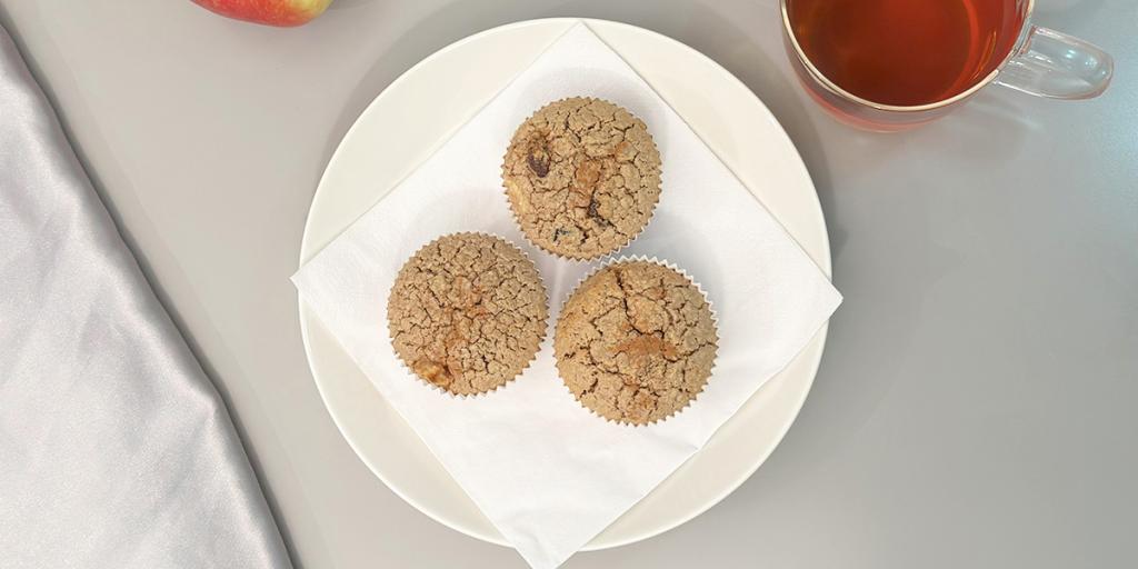 Appelmuffins op wit bord