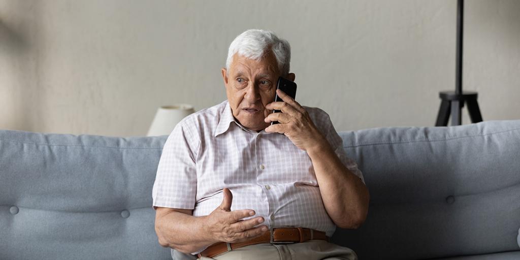 Oudere man op de bankbelt