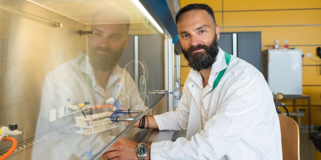 Dr. Arnaud Zaldumbide zit in het lab