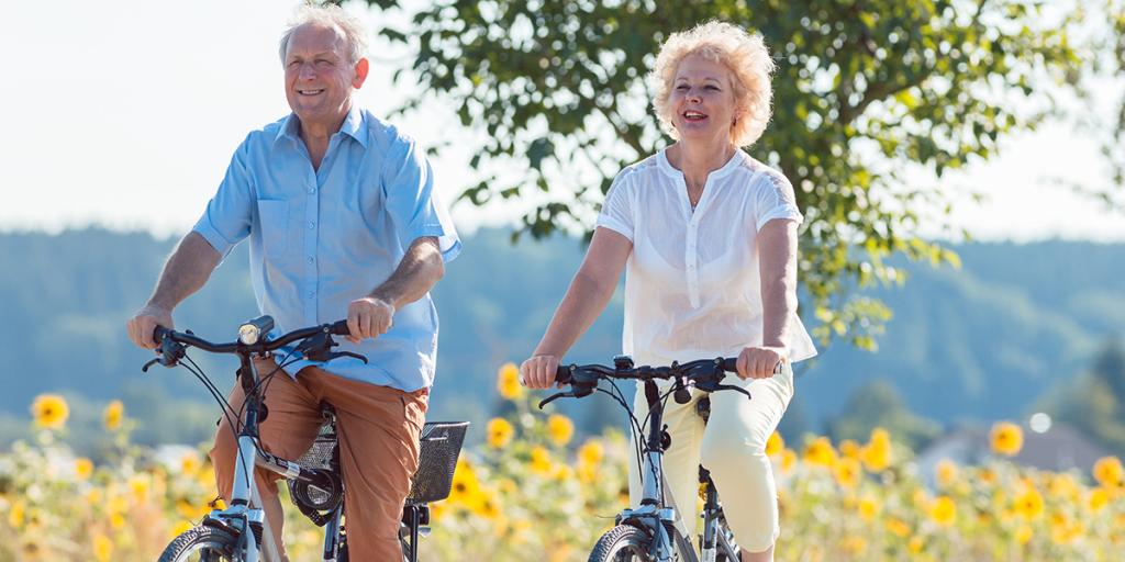 Diabetes voorkomen: vouw en man fietsen in de natuur