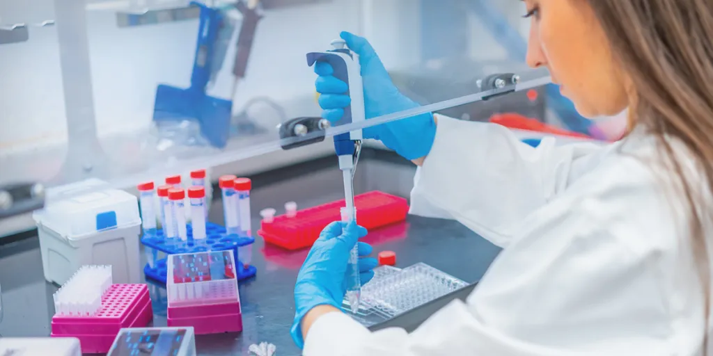onderzoeker in laboratorium met pipet