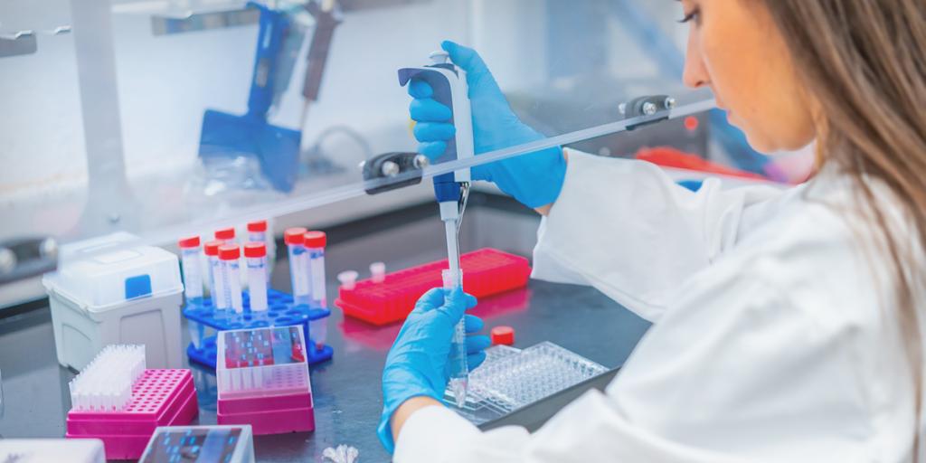 onderzoeker in laboratorium met pipet