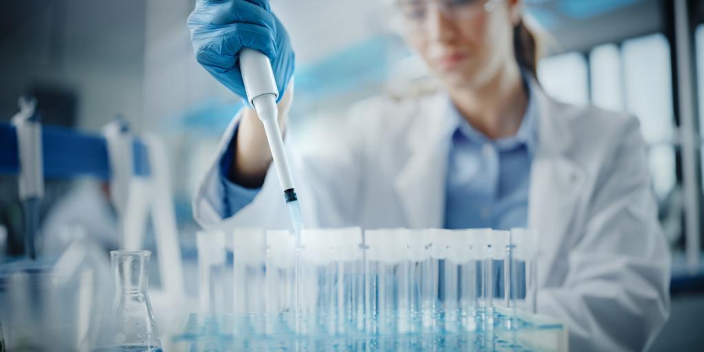 Onderzoekster met reageerbuisjes