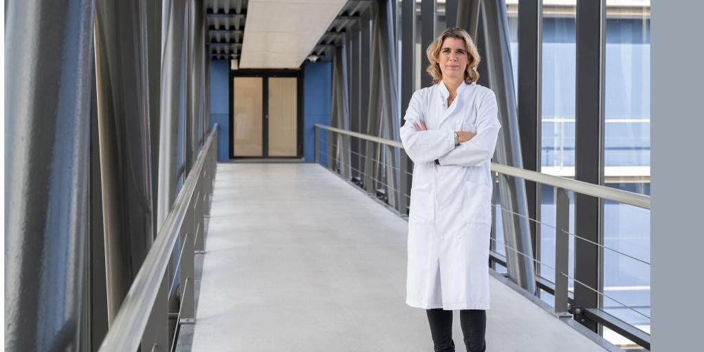 Françoise Carlotti staat in een gang van het LUMC