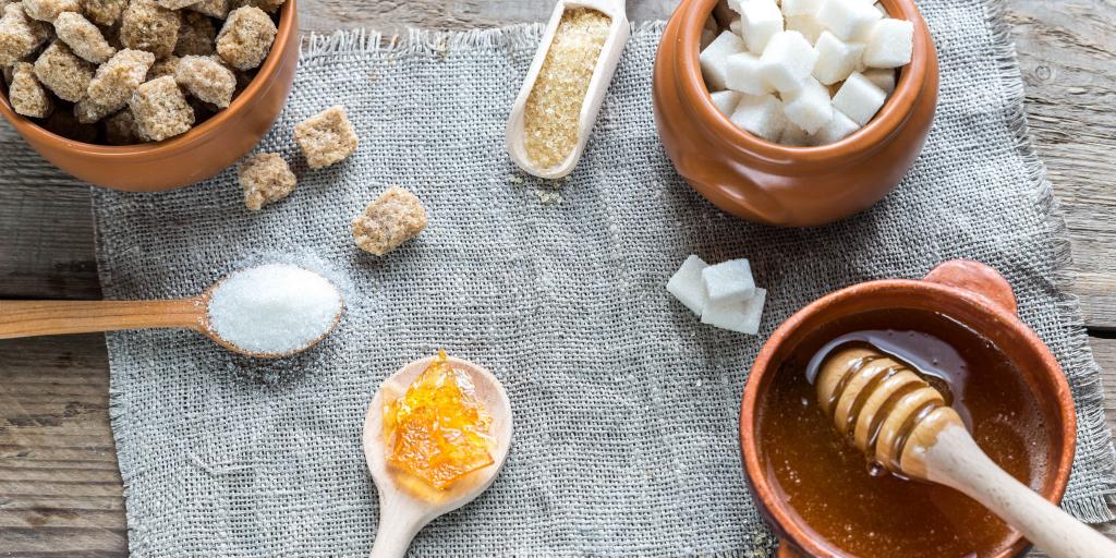 suikerklontjes, honing, rietsuiker - allemaal suikers