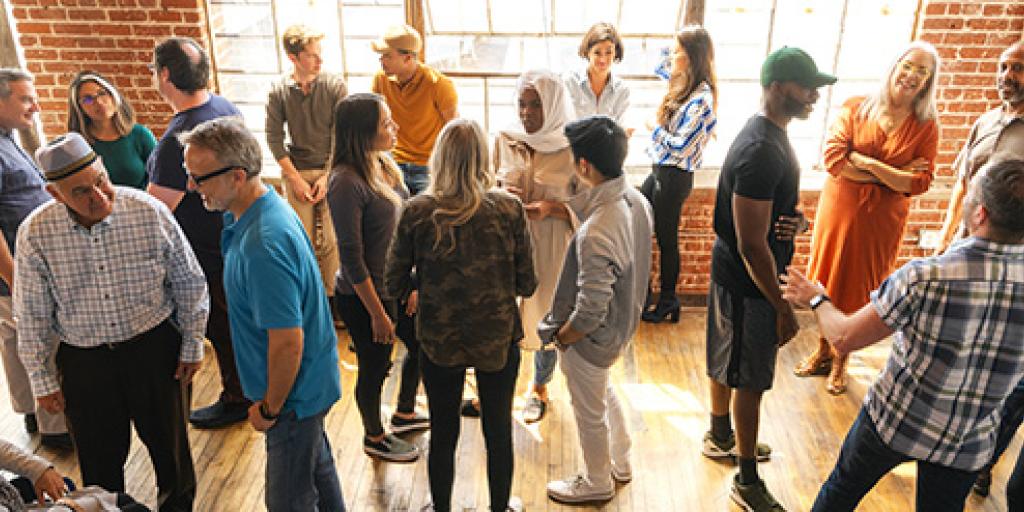 Allerlei mensen met elkaar in overleg