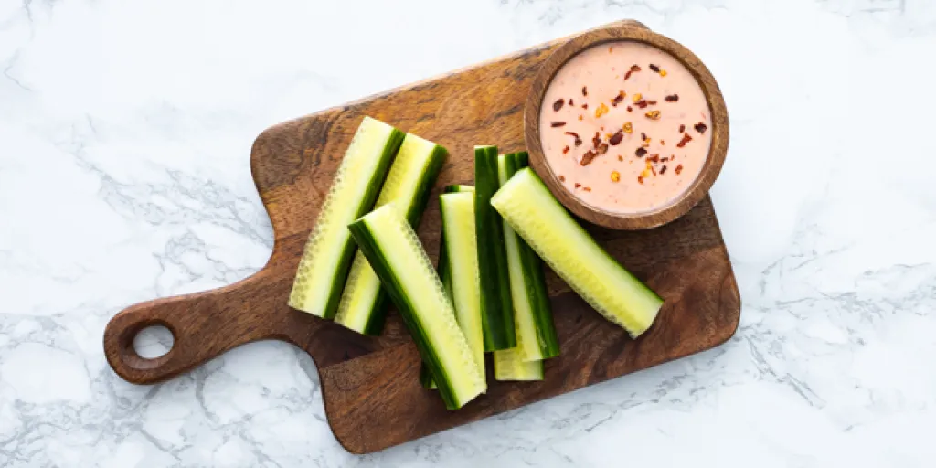 Komkommer met spicy yoghurtdip