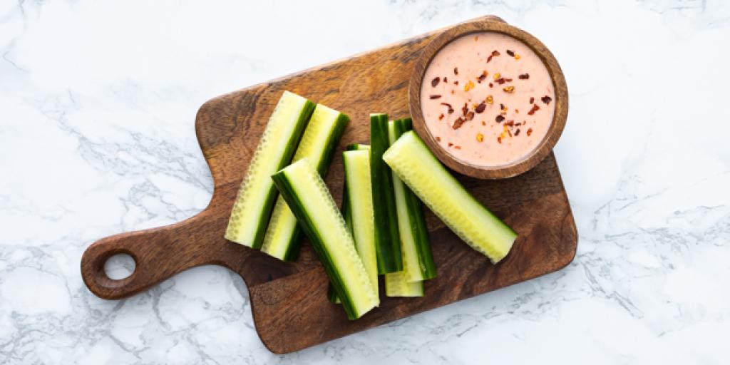 Komkommer met spicy yoghurtdip