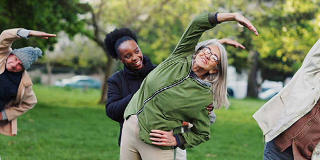 mensen aan het bewegen in het park