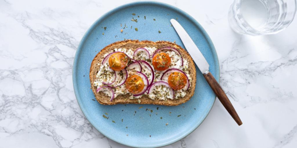 Ovenbroodje met cottage cheese en cherrytomaten