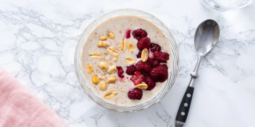 Overnight oats met frambozen en pinda's