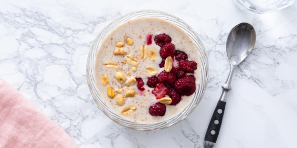 Overnight oats met frambozen en pinda's