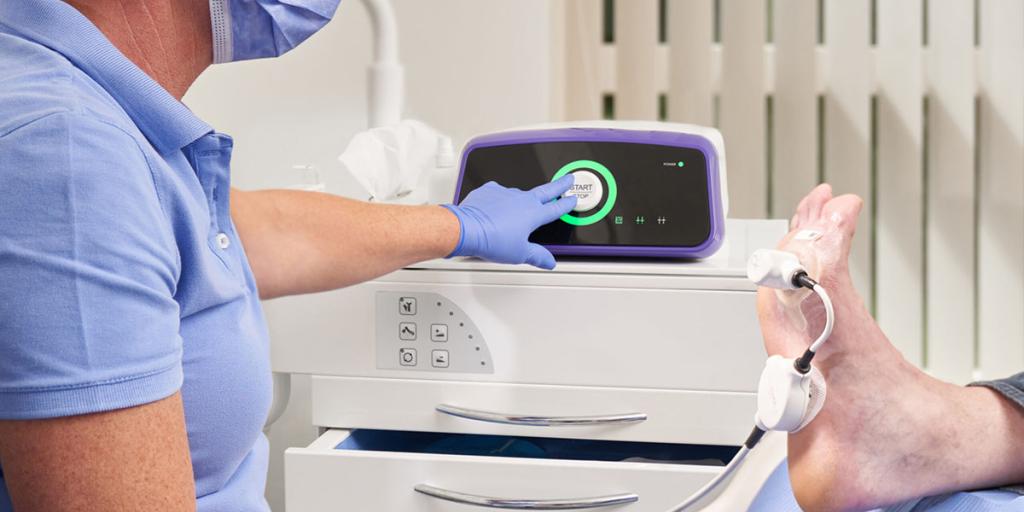 Zorgverlener behandelt voet met apparaat PLASOMA van het bedrijf Plasmacure