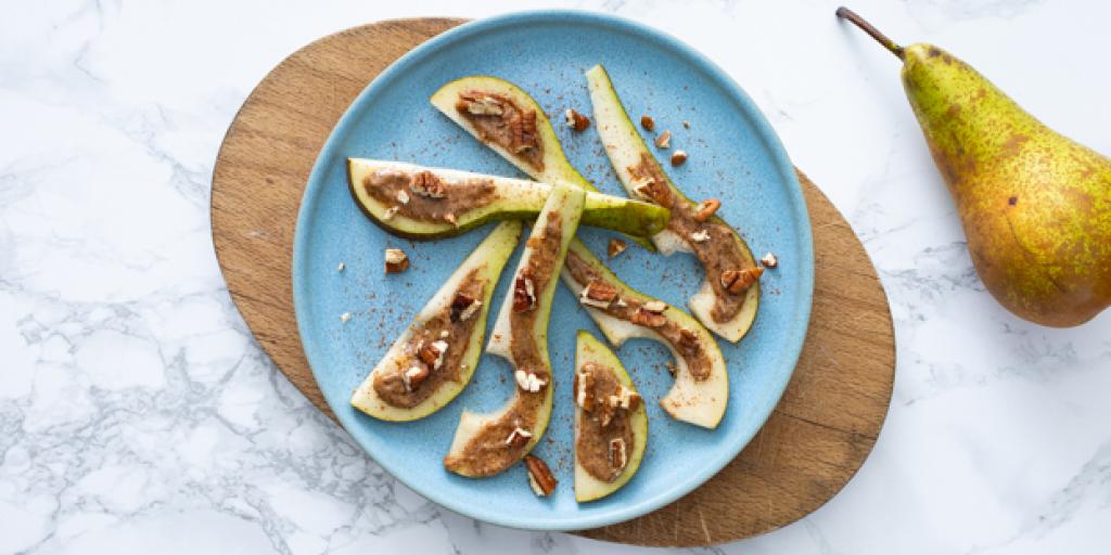 Peer met amandelpasta en pecannoten