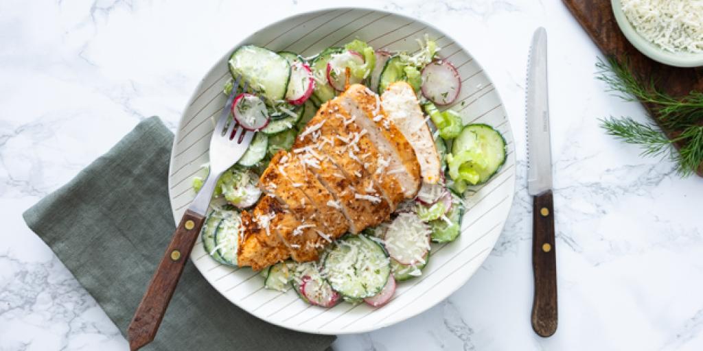 Salade met kruidige kip en parmezaanse kaas