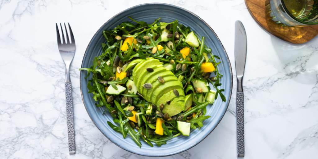 Salade met mango en avocado