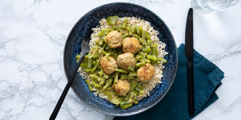 Snijbonen en kipgehaktballetjes in currysaus
