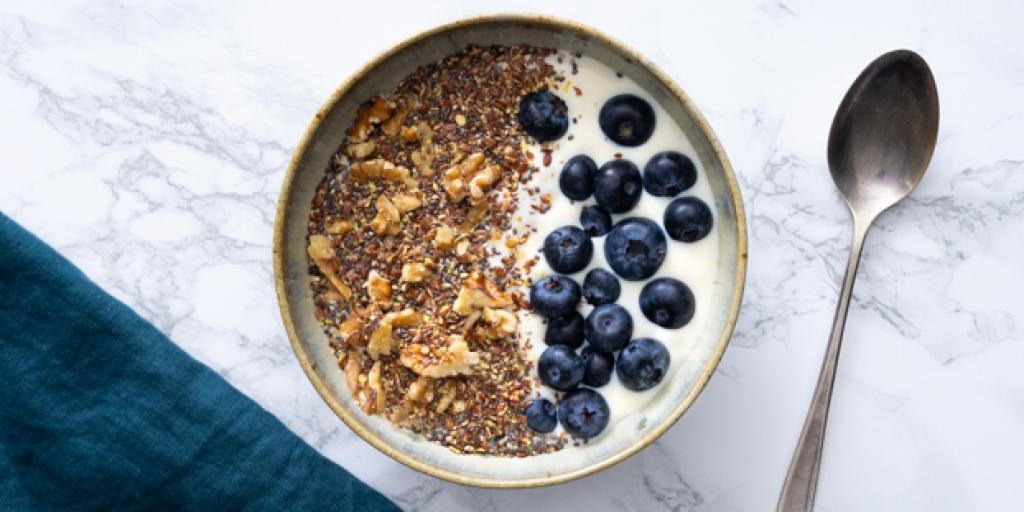 Sojayoghurt met blauwe bessen en walnoten