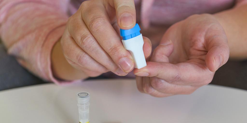 vingerprik om thuis bloedsuiker te testen