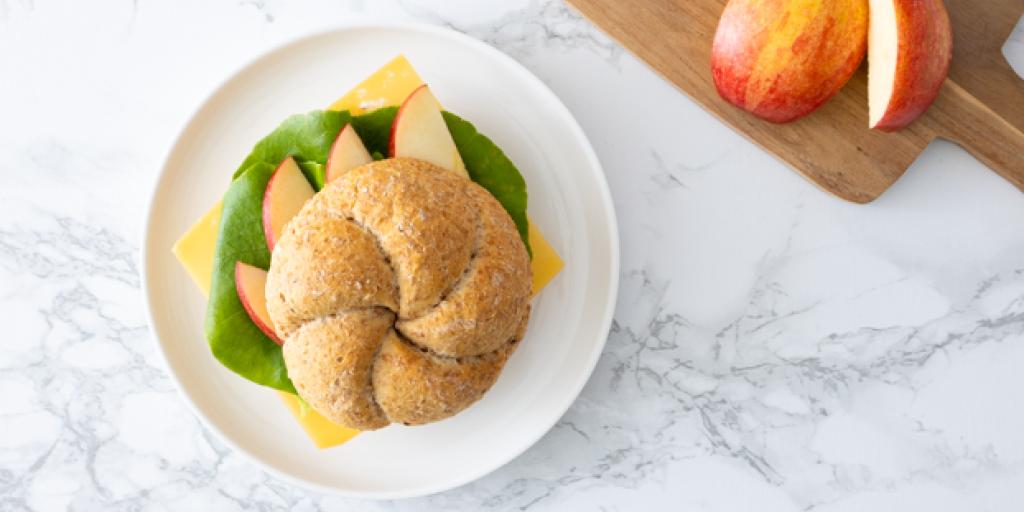 Broodje met kaas, mosterd en appel