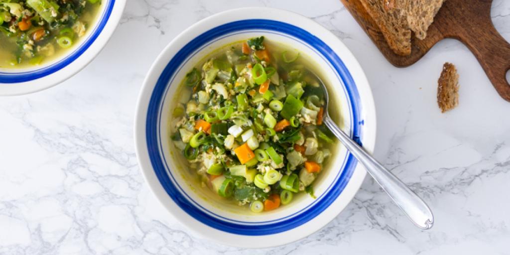 Snelle groentesoep met ei