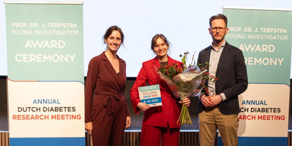Arts-onderzoeker Coco Fuhri Snethlage is winnaar van de Terpstra Award 2025, ze staat met haar cheque en een bos bloemen