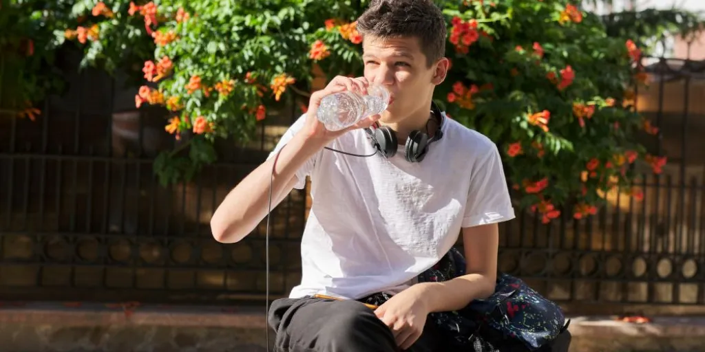 Een jongen drinkt water