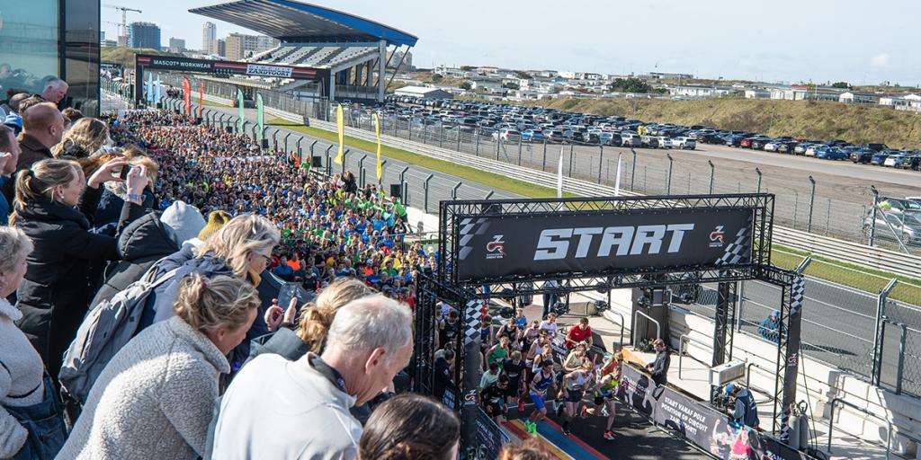 Publiek op tribune kijkt naar de start van de Zandvoort Circuit Run