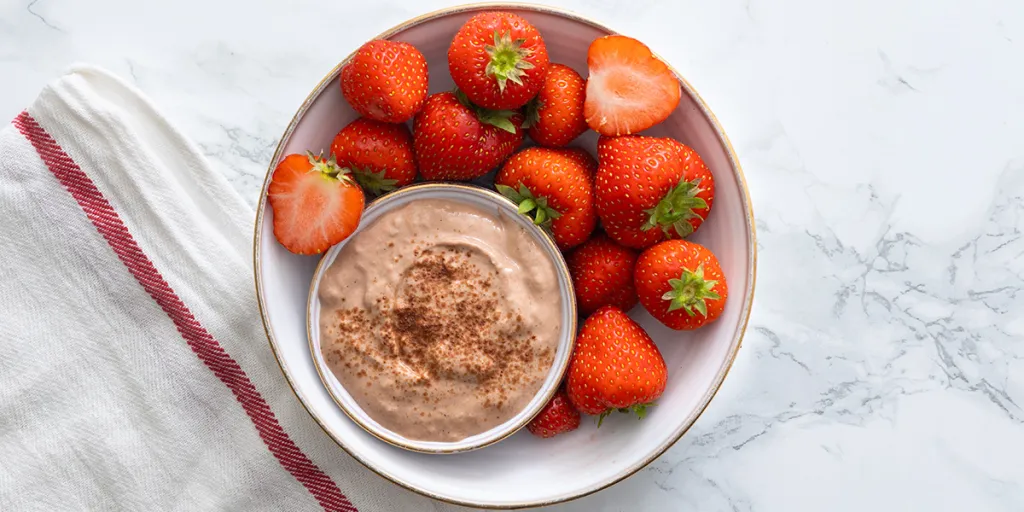 Aardbeien met cacao dip
