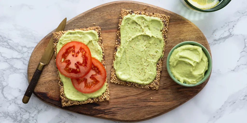 Cracker met frisse avocado spread