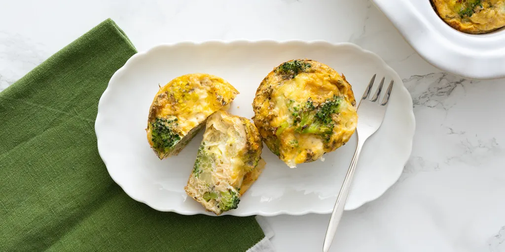 Eimuffin met broccoli